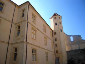 Sorde-lʼAbbaye的住宿－AYATO l’auberge de l’abbaye，城堡旁一座带钟楼建筑