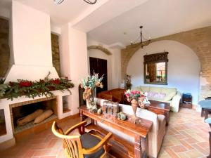 sala de estar con chimenea y sofá en El Rincón de las Descalzas, en Carmona 37 fotos más