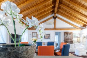 Posezení v ubytování A Casa Nuccia Mansarda by Holiday Solutions
