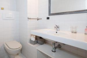 Koupelna v ubytování A Casa Nuccia Mansarda by Holiday Solutions