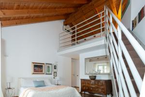 Postel nebo postele na pokoji v ubytování A Casa Nuccia Mansarda by Holiday Solutions