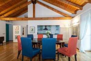 Posezení v ubytování A Casa Nuccia Mansarda by Holiday Solutions