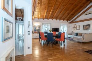 TV a/nebo společenská místnost v ubytování A Casa Nuccia Mansarda by Holiday Solutions