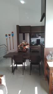 cocina con mesa y sillas en una habitación en Duplex-318 até 8 pessoas, en Florianópolis