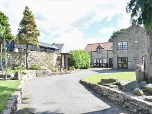 uma imagem de uma casa de pedra com uma entrada em The Coach House At Mount Pleasant em New Shildon