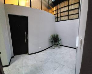 una habitación con una puerta y una planta en ella en Aventura 550 en Buenos Aires