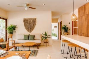 - un salon avec un canapé et une table dans l'établissement Nature Luxury Selva Norte, à Tulum