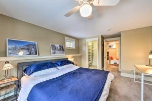1 dormitorio con 1 cama azul y ventilador de techo en Keene Villa Near Skiing, Swimming and Hiking!, en Keene