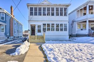 een wit huis met sneeuw op de stoep bij Charming Albany Retreat about 3 Mi to Downtown! in Albany