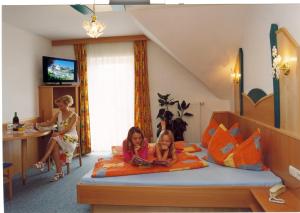 A television and/or entertainment centre at Pension Gabriele