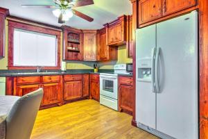 - une cuisine avec des placards en bois et un réfrigérateur blanc dans l'établissement Victoria Home with Basketball Hoop!, à Victoria