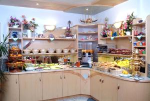 uma cozinha cheia de comida em exposição em Pension Gabriele em Unterlamm