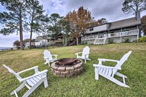 een groep witte stoelen rond een vuurplaats bij Gun Barrel City Home with Private Deck in Gun Barrel City