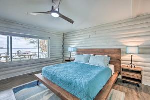 een slaapkamer met een blauw bed en een raam bij Gun Barrel City Home with Private Deck in Gun Barrel City