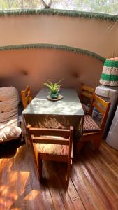 uma mesa e cadeiras com uma planta sobre ela em Domo Cielos del Uritorco em Capilla del Monte