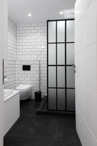ein Badezimmer mit einem WC, einem Waschbecken und einer Badewanne in der Unterkunft Luxury Home near Edem Beach in Athen