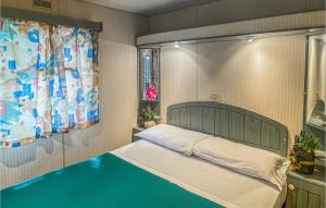 A bed or beds in a room at Beautiful StaCaravan