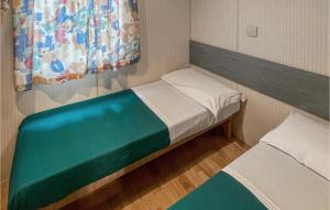 A bed or beds in a room at Beautiful StaCaravan