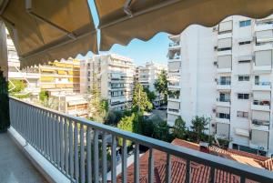 einen Balkon mit Blick auf die Gebäude in der Unterkunft Luxury Home near Edem Beach in Athen