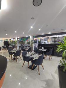 un ristorante con tavoli e sedie e un bar di LOTUS HOTEL Casanearshore a Casablanca