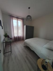 Łóżko lub łóżka w pokoju w obiekcie Appartement au cœur du village d'Aufferville