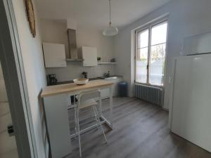 A kitchen or kitchenette at Appartement au cœur du village d'Aufferville