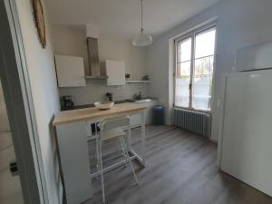 kuchnia z blatem i stołkiem w obiekcie Appartement au cœur du village d'Aufferville w mieście Aufferville