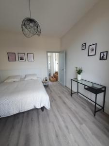 A bed or beds in a room at Appartement au cœur du village d'Aufferville