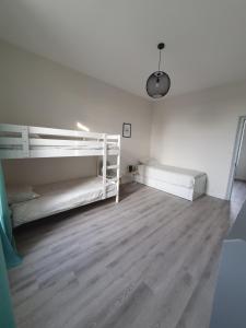 Łóżko lub łóżka w pokoju w obiekcie Appartement au cœur du village d'Aufferville