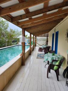 The BNB on Triggerfish Close to the airport 내부 또는 인근 수영장