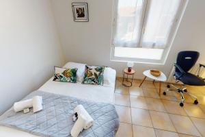 Postel nebo postele na pokoji v ubytování Jardins Ouvriers - Nice T1 of 26 sqm ideal for 2 people with parking