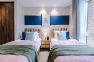 Un pat sau paturi într-o cameră la Exquisite Central York Abode sleeps 6!
