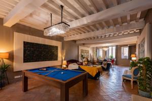 una sala de estar con una mesa de billar. en Maison Toscane in a remarkable village - heated pool, jacuzzi, billiard & ensuite luxury bedrooms en Terraube