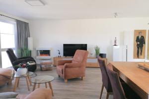 uma sala de estar com um sofá e uma televisão em HafenglÜck em Eckernförde