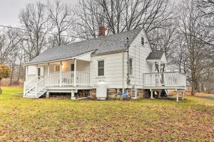 een wit huis met een veranda en een grote tuin bij Cozy Campbell Hall Getaway with Porch! in Campbell Hall