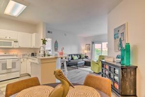 Dapur atau dapur kecil di Airy Fort Myers Condo about 4 Mi to Beach!