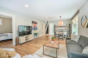 un soggiorno con un divano e una TV di Cozy Spokane Getaway Near Golfing and Skiing! a Spokane