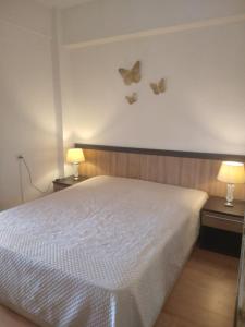 Un pat sau paturi într-o cameră la Villa Gialos Rooms