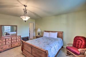 1 dormitorio con cama, silla y espejo en Luxury Scottsville Retreat on 10 Acres!, en Scottsville