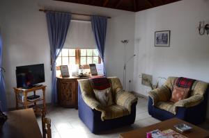 a living room with two chairs and a television at Las Casitas - Bung. A in Tijarafe