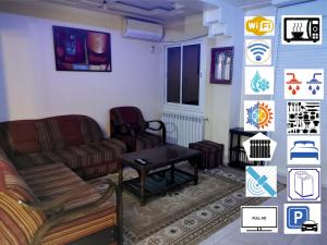 salon z kanapą i stołem w obiekcie Appartement F4 de Luxe w mieście Konstantyna
