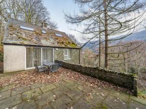 una casa de ladrillo con una mesa de picnic delante de ella en Galena, en Glenridding