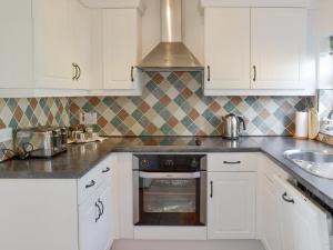 Кухня или мини-кухня в Lower Quinceborough - Ukc2678
