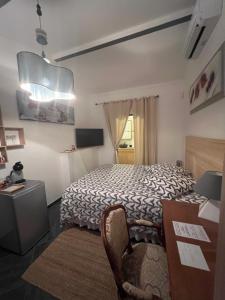 - une chambre avec un lit, une chaise et un bureau dans l'établissement Suite parentale indépendante, à Marseille