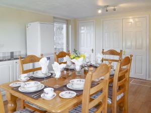 a dining room with a wooden table and chairs at The Granary - Uk5676 in Boʼness