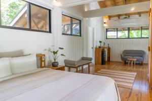 um quarto com uma cama e uma sala de estar em Blue Mist Hotel- Adults Only em Santa Teresa