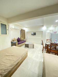 een hotelkamer met een bed en een eetkamer bij Zafero beach FAMILIES ONLY in Alexandrië