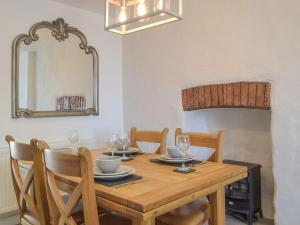uma mesa de jantar com cadeiras e um espelho em Y Bwthyn em Haverfordwest