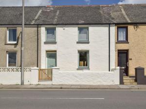 uma casa branca ao lado de uma rua em Y Bwthyn em Haverfordwest