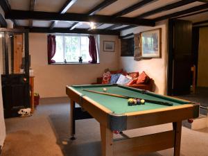 ein Wohnzimmer mit einem Billardtisch in der Unterkunft Brambley Meadow- Uk11725 in Kentisbury